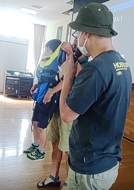 安全講習でライジャケを着て救助の模擬練習