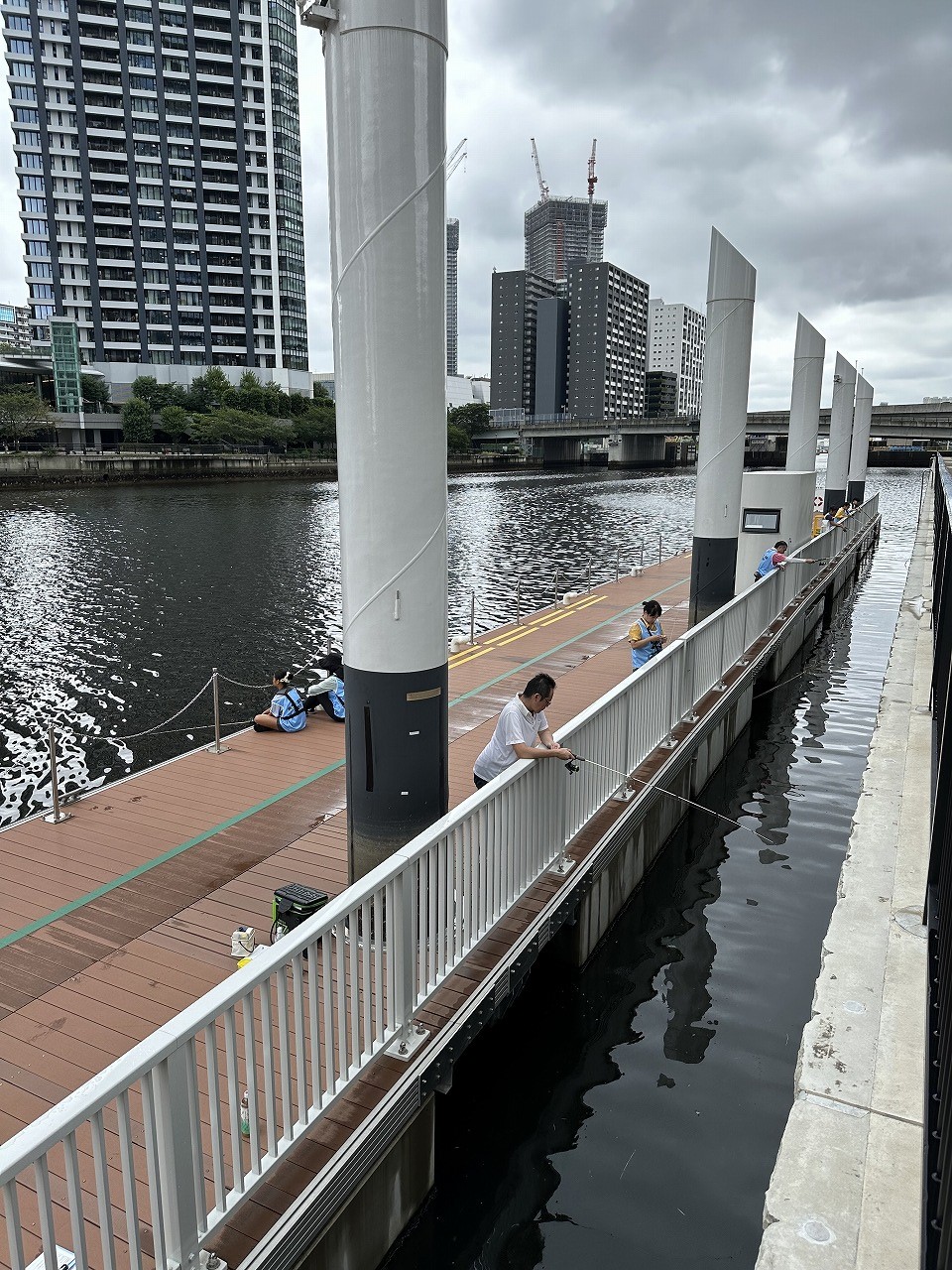 朝潮運河船着場での釣り風景