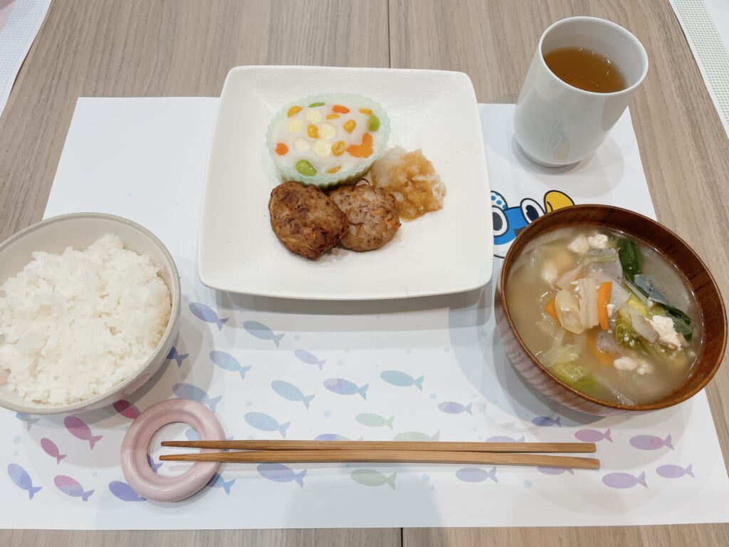 一食）主食：白ご飯、主菜：蒸しかまぼこ・さつま揚げ、副菜：具沢山豚汁