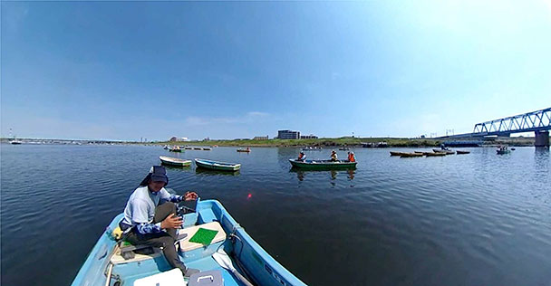 江戸川でのボート釣り風景(動力船で釣り場へ)